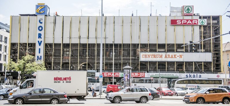 Már bontják a Corvin áruház bádogborítását - fotók