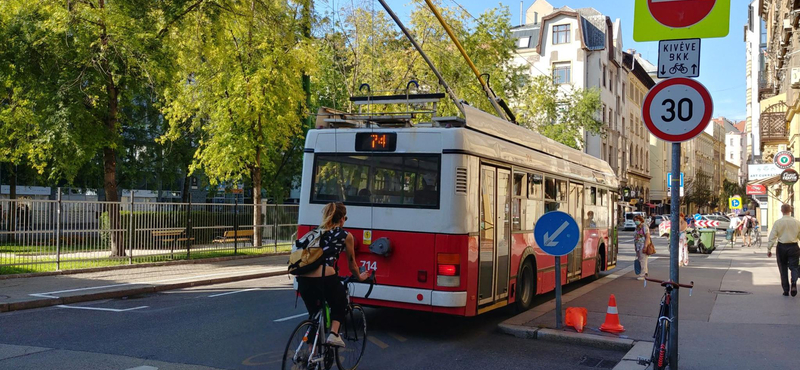 Karácsonyék éles KRESZ-vizsga-helyszínné alakították a bulinegyedet