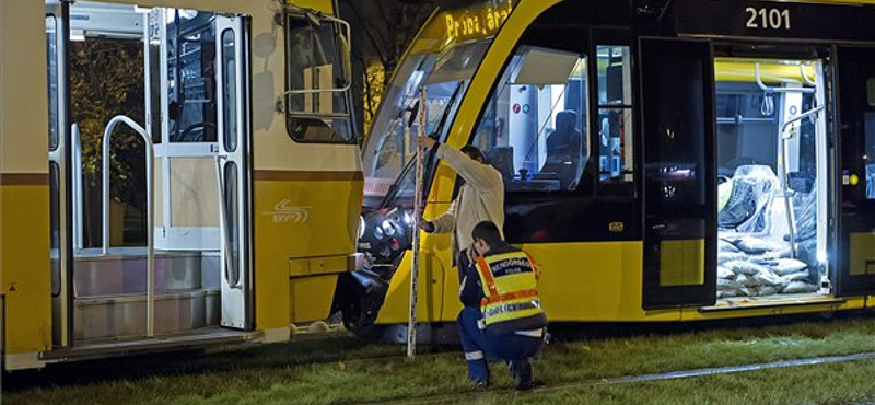 Baki az új fővárosi villamossal – a forgalomba adást felfüggesztik