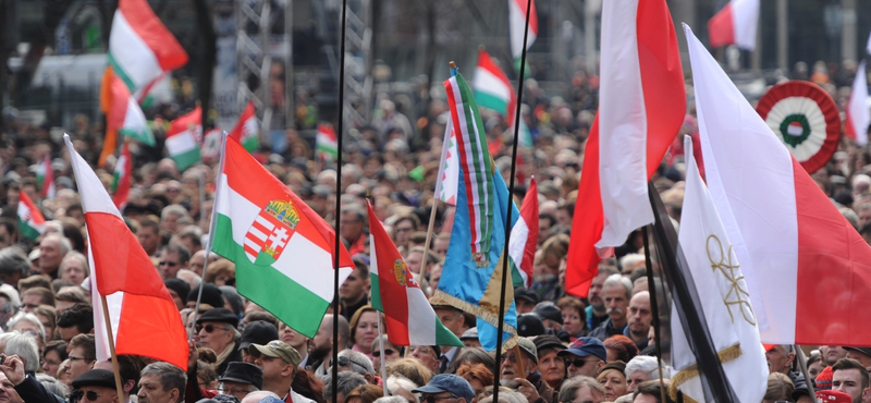 Egy évvel a választások előtt talán jobb is, hogy otthon kell ünnepelnünk március idusát