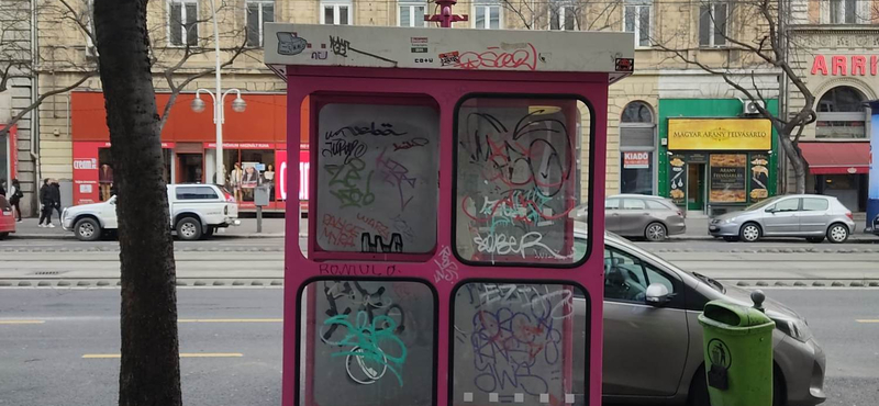 Soproni Tamás hadat üzent a nyilvános WC-ként funkcionáló telefonfülkéknek