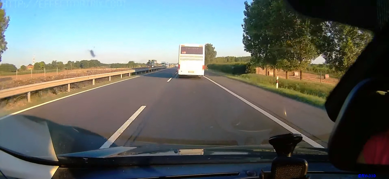 130-cal döngető szerb autóbuszt videóztak az M5-ösön