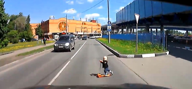 Videó: Ezért ne tévesszük szem elől a városban rollerező csemeténket