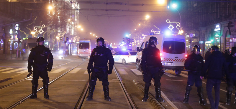 42 óra után engedték ki a kapitányságról a tüntetőt, senki nem tudja, miért vitték be