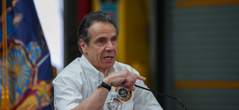 New York kormányzója élő adásban végeztette el magán a vírustesztet
