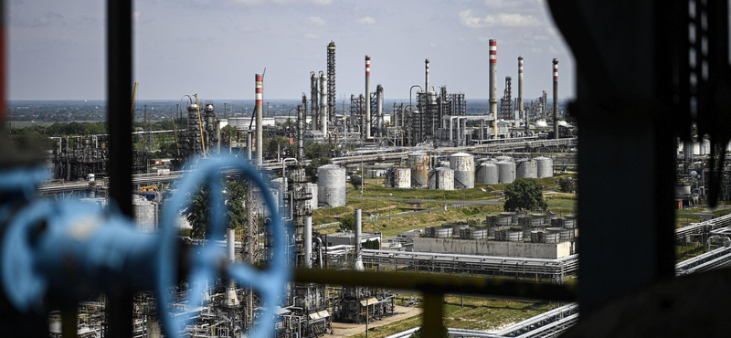 Az OPEC+ miniszterei napi 2 millió hordó termeléscsökkentésről egyeztetnek