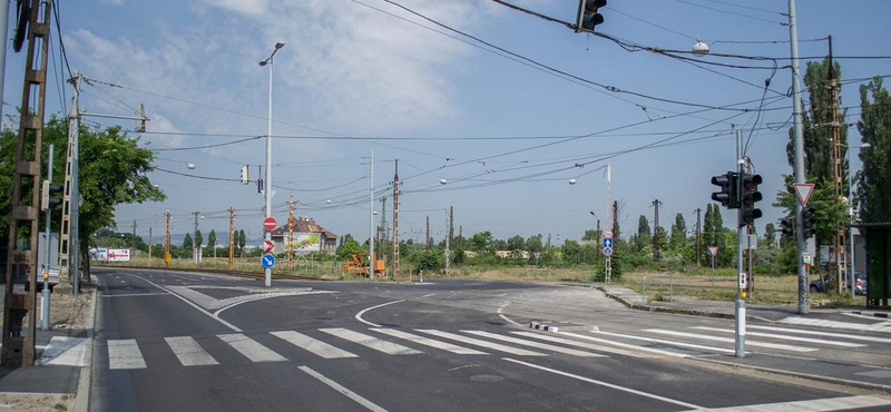 Már nem mindenhol rázkódnak az autók a Jászberényi úton – fotók
