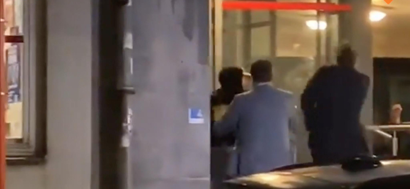 Esernyővel verték fejbe a holland szélsőjobboldali vezetőt – videó