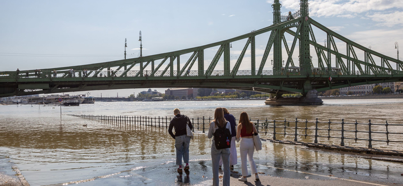 Hiába tilos és életveszélyes, fürdőznek és SUP-oznak is az áradó Dunában Budapesten