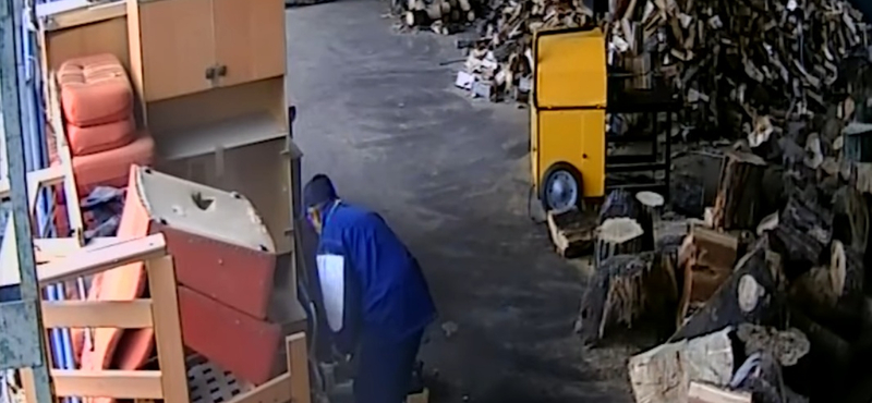 Talán sosem készült még fűkaszalopásról ilyen tökéletes videó