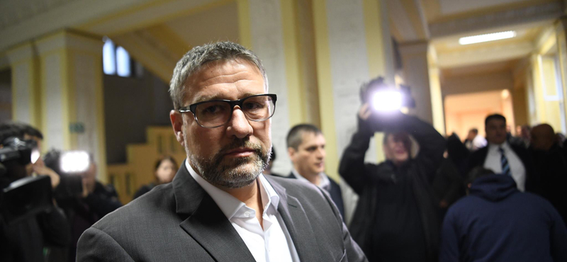 A koronatanú szerint Rogánnal és Kubatovval egyeztetett ügyéről a korrupcióval vádolt Simonka
