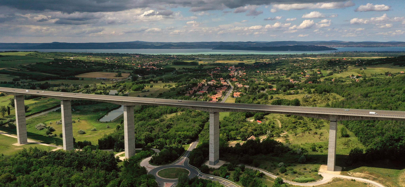 Több száz tonna szemetet gyűjtöttek össze az autópályák mentén