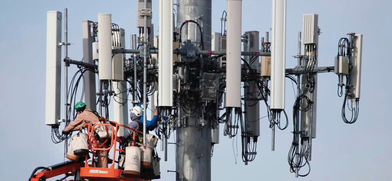 Letiltja az 5G-hez kapcsolódó, erőszakra buzdító összeesküvés-elméleteket a Twitter