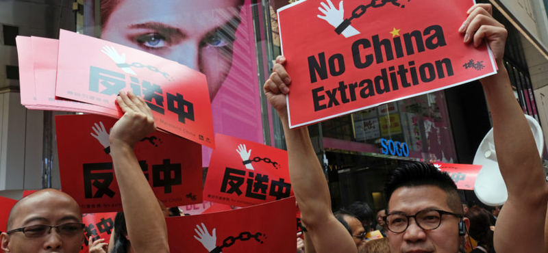 Visszavonják a milliós tüntetéseket kiváltó törvényjavaslatot Hongkongban
