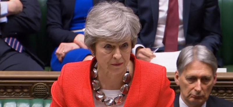 Brexit: saját párttársainak magyarázkodik Theresa May