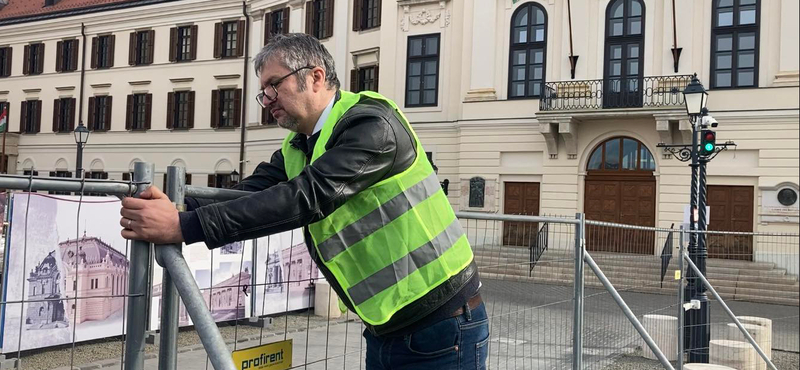 A Momentum és Hadházy Ákos kordont bontott a Karmelita körül