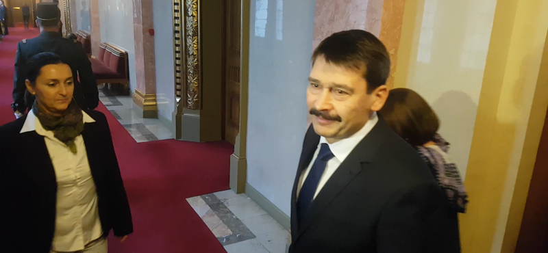 Áder János aláírta a túlóratörvényt