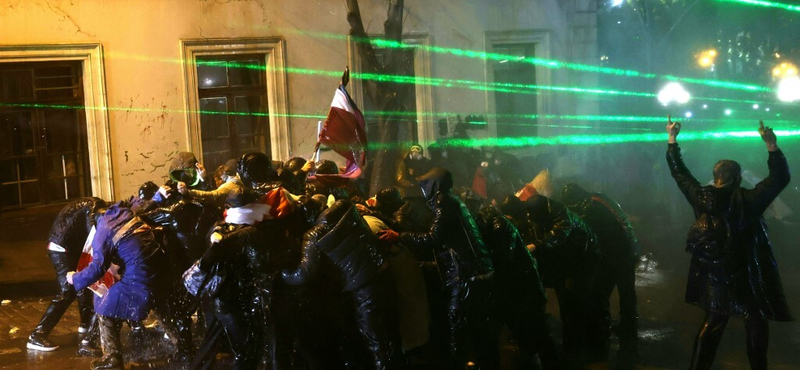 Vasárnap is durva jelenetek zajlottak a grúz parlamentnél