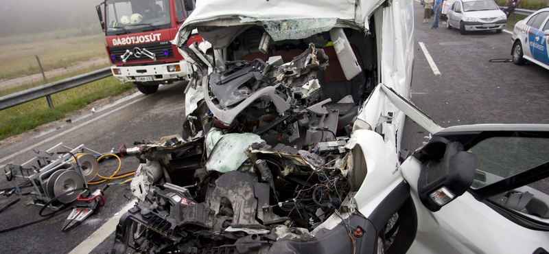 Fotó: hajnali baleset az M70-es autóúton: meghalt a sofőr