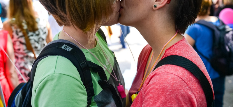 "Elfogadlak, de kerüljük a témát" - coming out a középiskolában