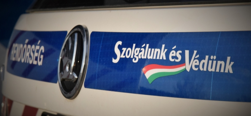 Rendőrség: repült egy balta Pécsett