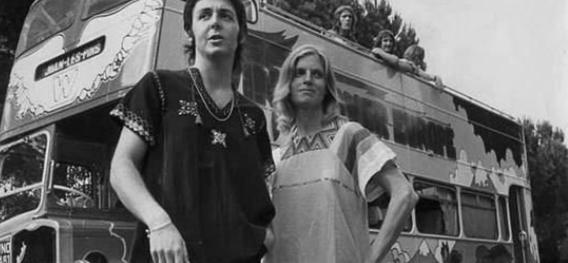 Egy tenerifei kávézó parkolójában rozsdásodott Paul McCartney varázsbusza
