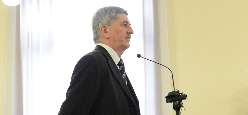 Kocsis István ételt oszt, Mengyi Roland könyvtáros a börtönben