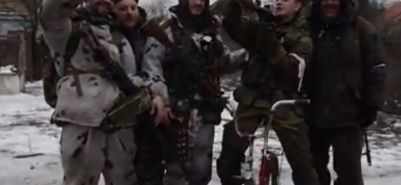 Videó: Gránátvetővel bicikliztek az ünneplő szakadárok az elfoglalt Debalcevében
