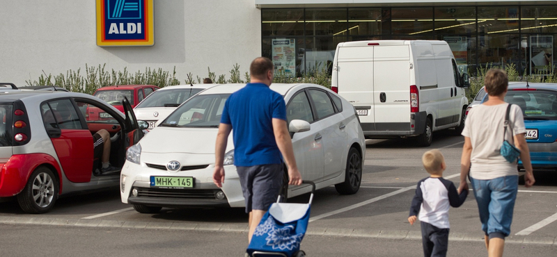 Nemcsak az Aldira, a MOL-ra is ráküldené a kormány a NAV-ot