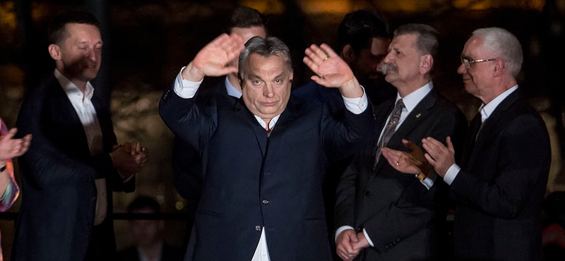 Nagyban manipulálja az Orbán-kormány a közösségi médiát