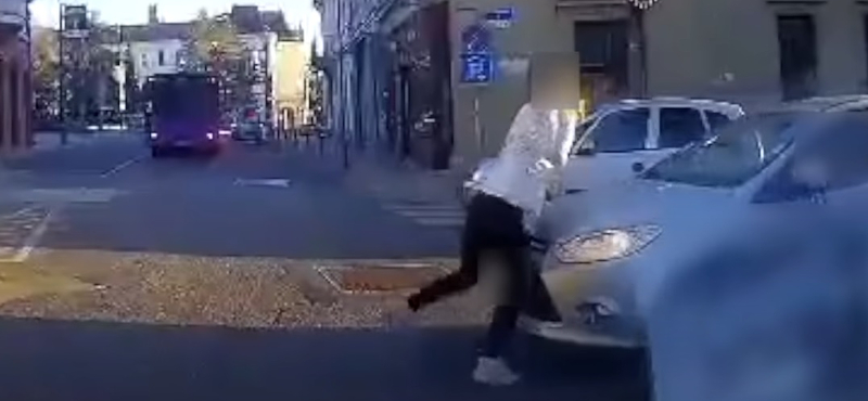 Zebrán ment neki a 15 éves lánynak egy türelmetlen autós Veszprémben