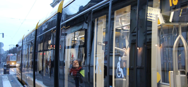 Büntetlenül megúszta a receptért beugró, sínen megálló autós