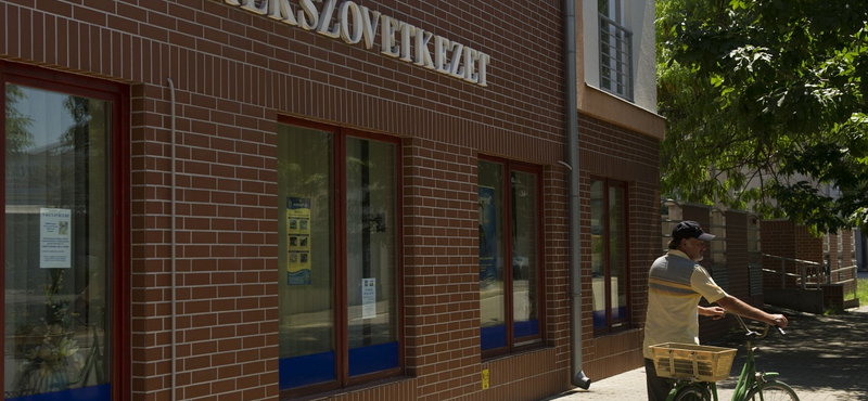 Trójai falovat toltak a Takarékbankba