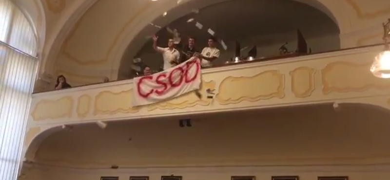 Megmenti a kormány Pécset, de gúzsba is köti