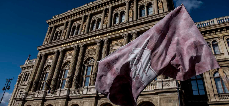 Az optimista forgatókönyvek szerint fél évig húzhatja így az MTA