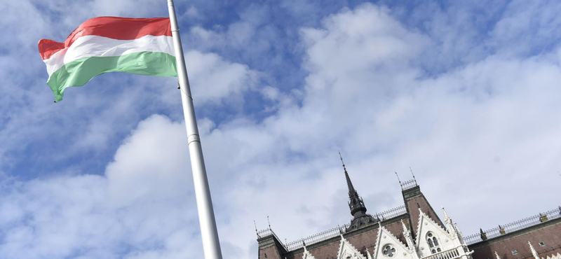 Felvonták a nemzeti lobogót az Országház előtt