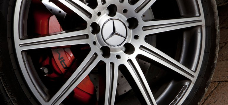 Vízhűtéses gumikat fejleszt a Mercedes