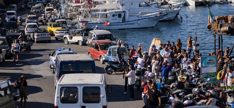 Kiköthet Szicíliában az Open Arms menekülteket szállító hajója