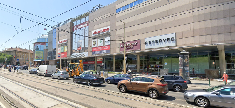 Leesett egy nő a Mammut 2-ben az emeletről
