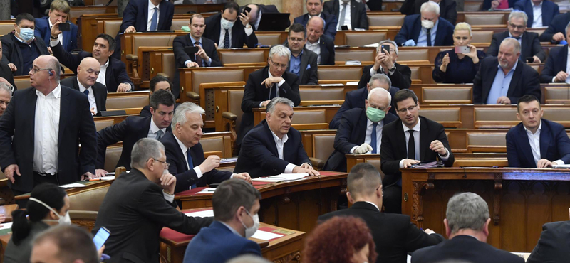 Megkapták megemelt fizetésüket a parlamenti képviselők