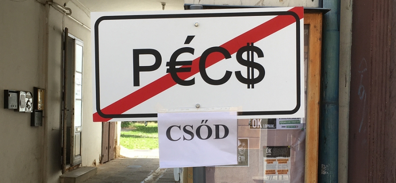 Fotó: meghekkelt Pécs-táblával froclizzák a fideszes polgármestert