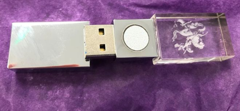 Ez az USB-kulcs állítólag megvéd az 5G-től, de nehogy megvegye, átverés az egész