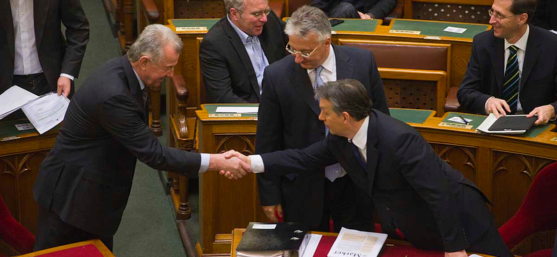 Plágiumügy: Orbán nem szívesen engedi el Schmitt kezét