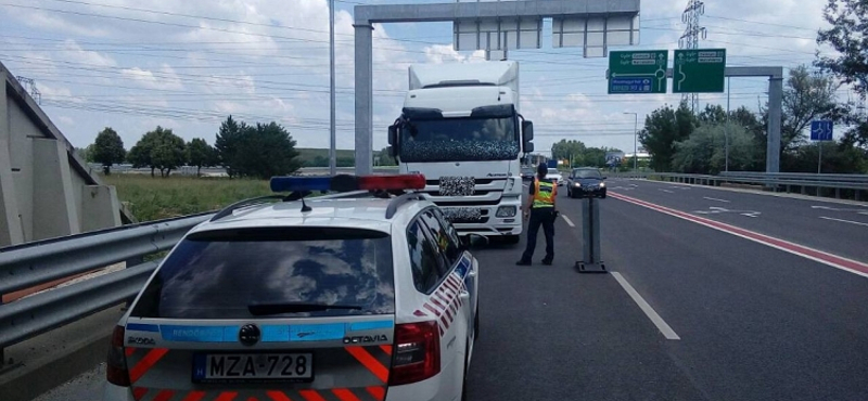 Füstölt egy kamion kereke az M1-esen – még időben léptek a rendőrök