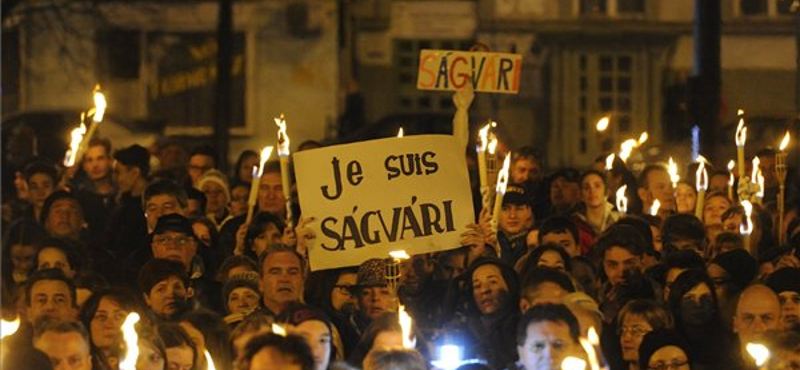 Fáklyás menettel tiltakoztak a Ságvári gimnázium névváltása ellen