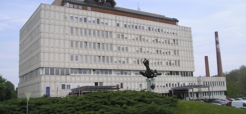 Két műtőssegéd és egy szakorvos ellen emeltek vádat, miután meghalt a beteg, akinek sóoldat helyett fertőtlenítőt adtak