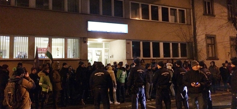 Több mint ezren vonultak Szombathelyen is egy Mészáros-laphoz
