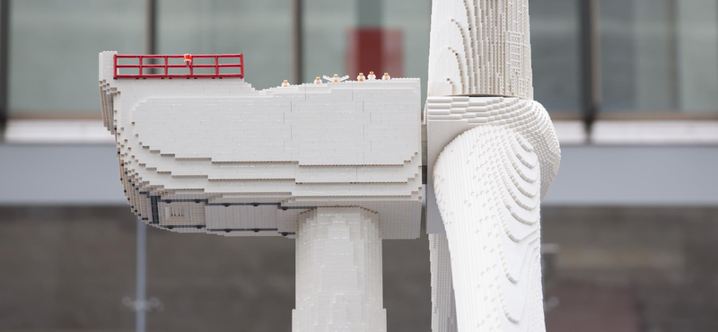 A Lego fogott 146 000 kockát, és összerakott egy 7,5 méter magas szélkereket