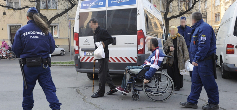A tömegzavargás résztvevői: a félig vak, a sánta és a tolókocsis