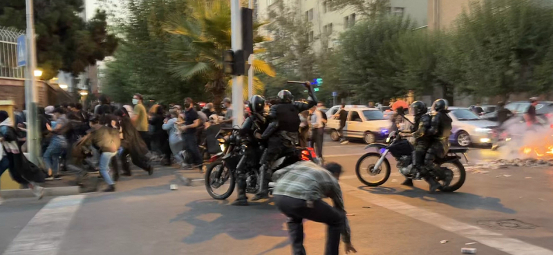 18 újságírót vittek el a rendőrök Iránban a tüntetések kezdete óta